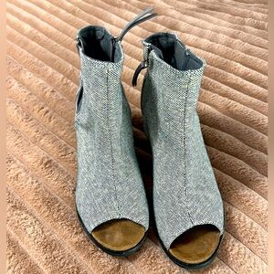 Tom’s Stylish Gray Women's Peep-Toe Ankle Boots